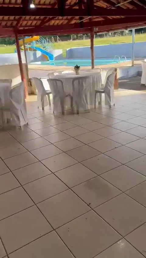Área da piscina com tobogã infantil no espaço de eventos