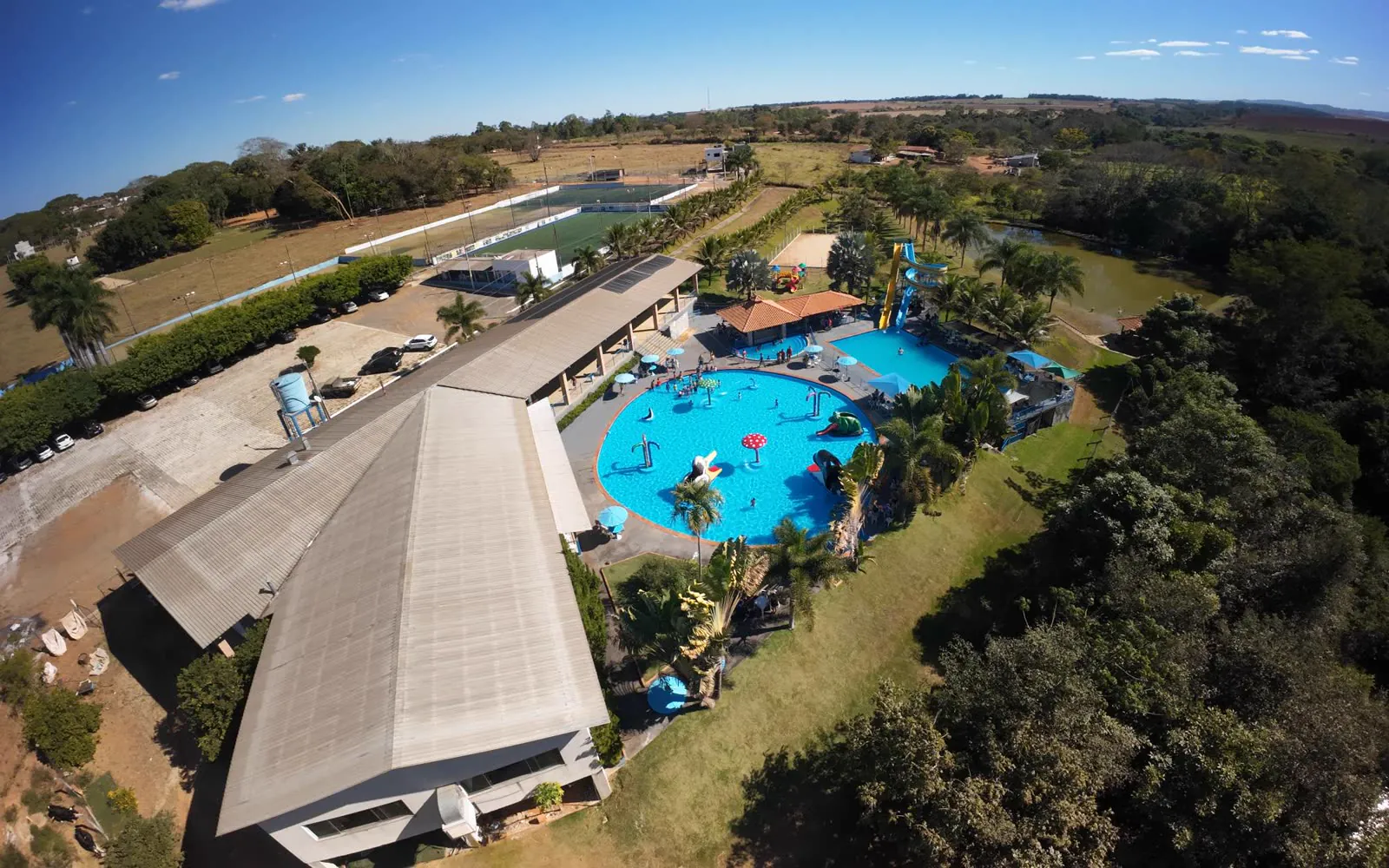 Piscinas e toboáguas vistos de cima
