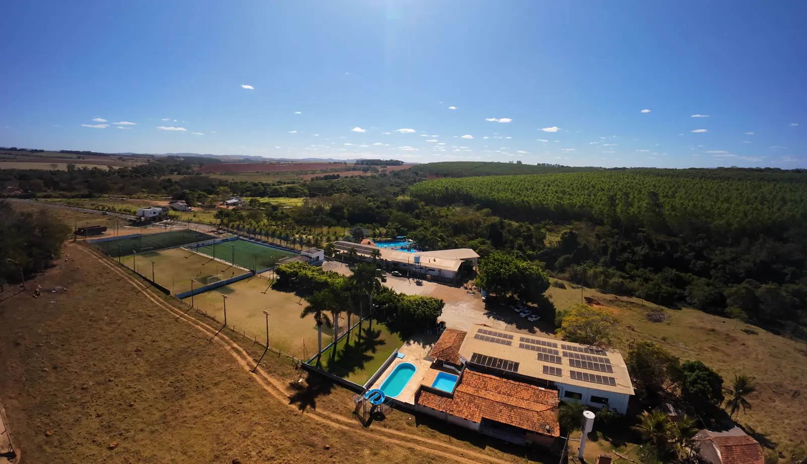 Paisagem ao redor do clube em dia de sol