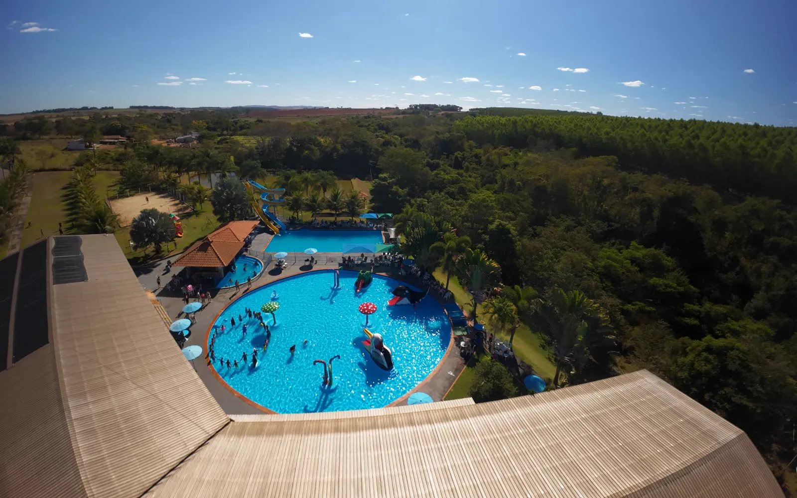 Piscinas cercadas de mata