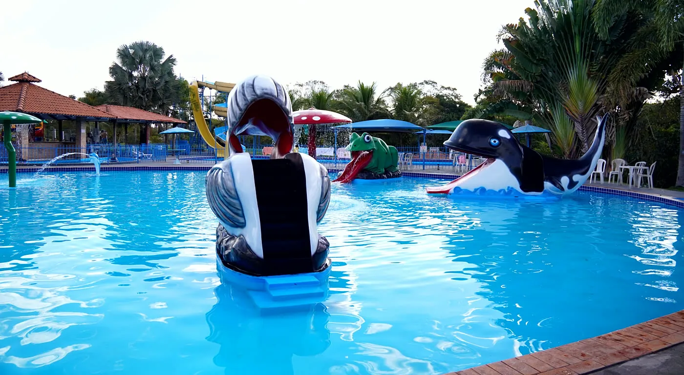 Piscina com brinquedos