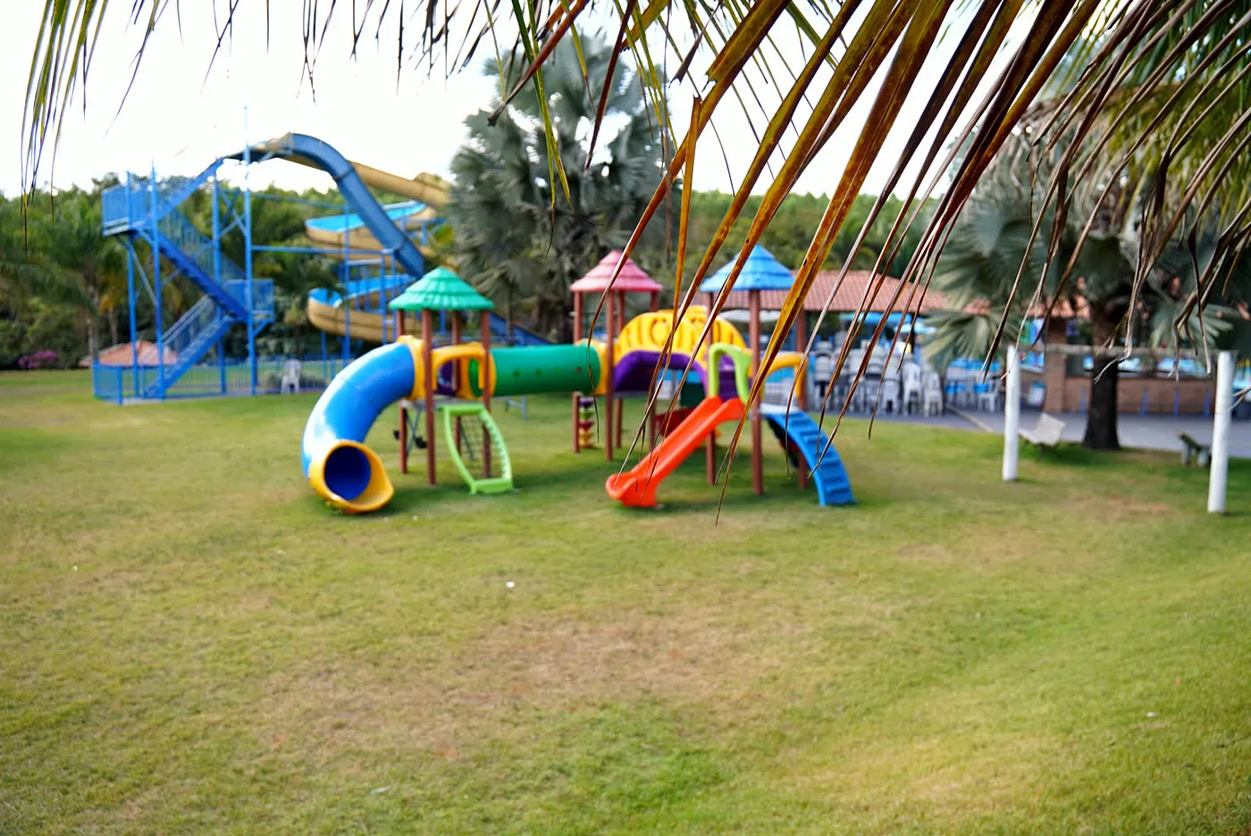Playground no gramado