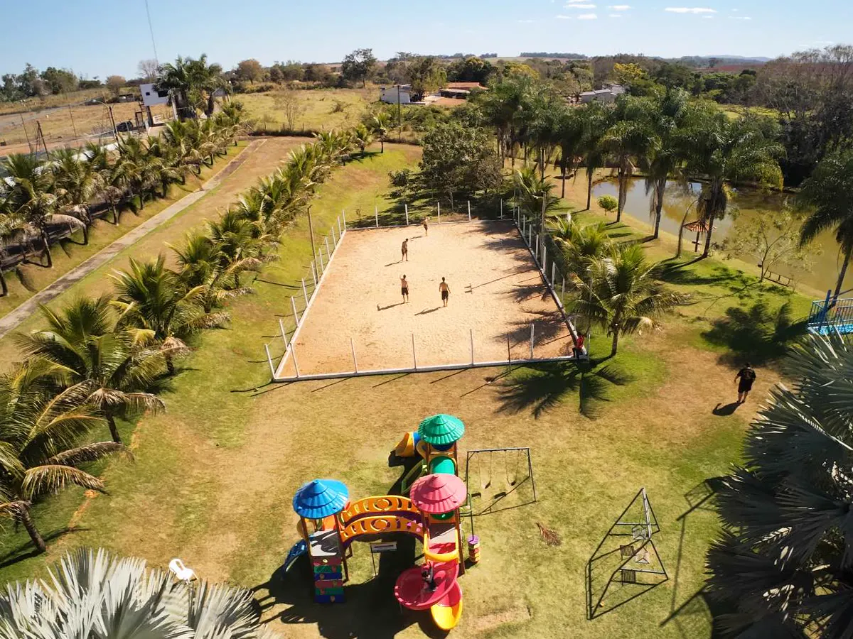 Quadra de areia e playground