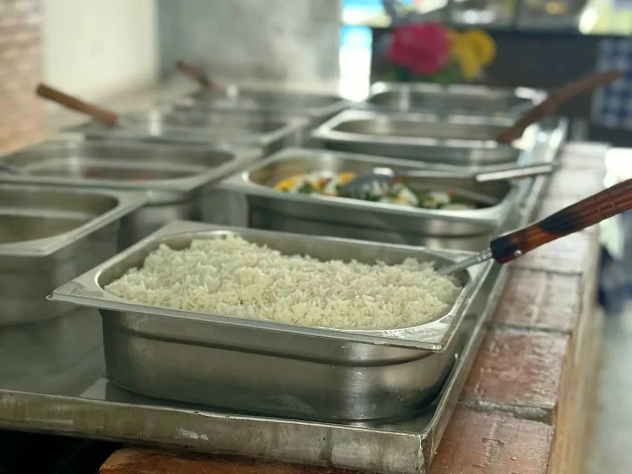 Buffet do restaurante com arroz e legumes