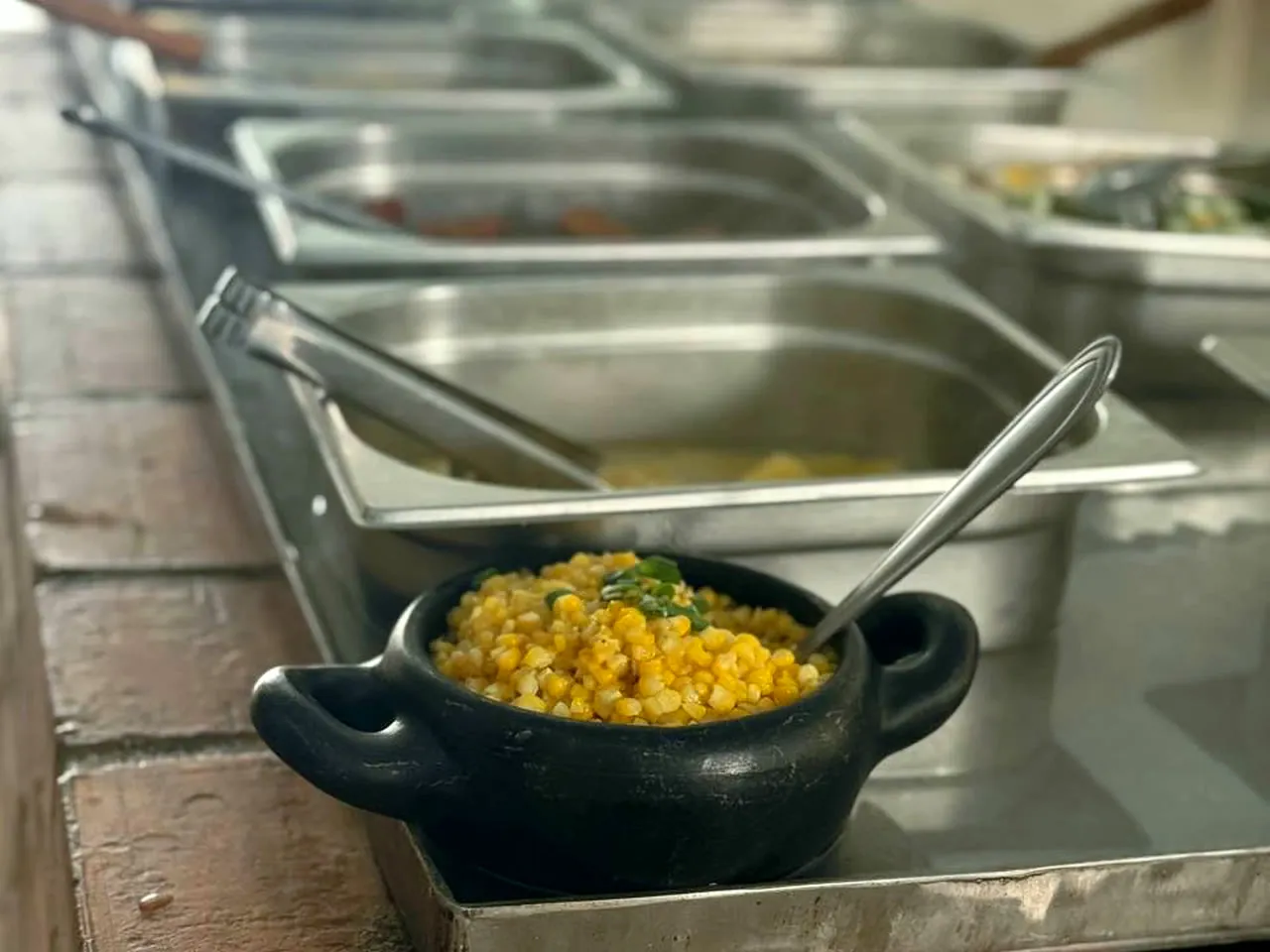 Milho na panelinha de barro no buffet do restaurante